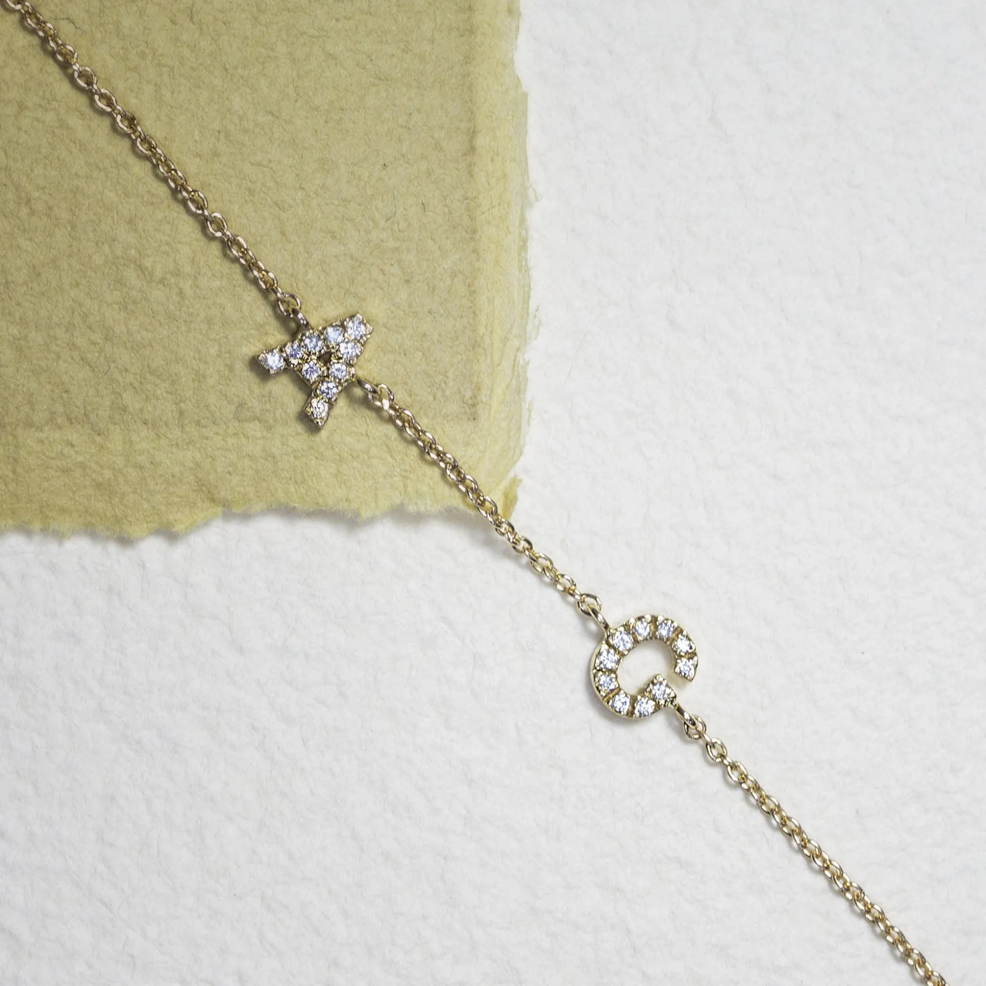 Brazalete Dos letras Diamantes Mini